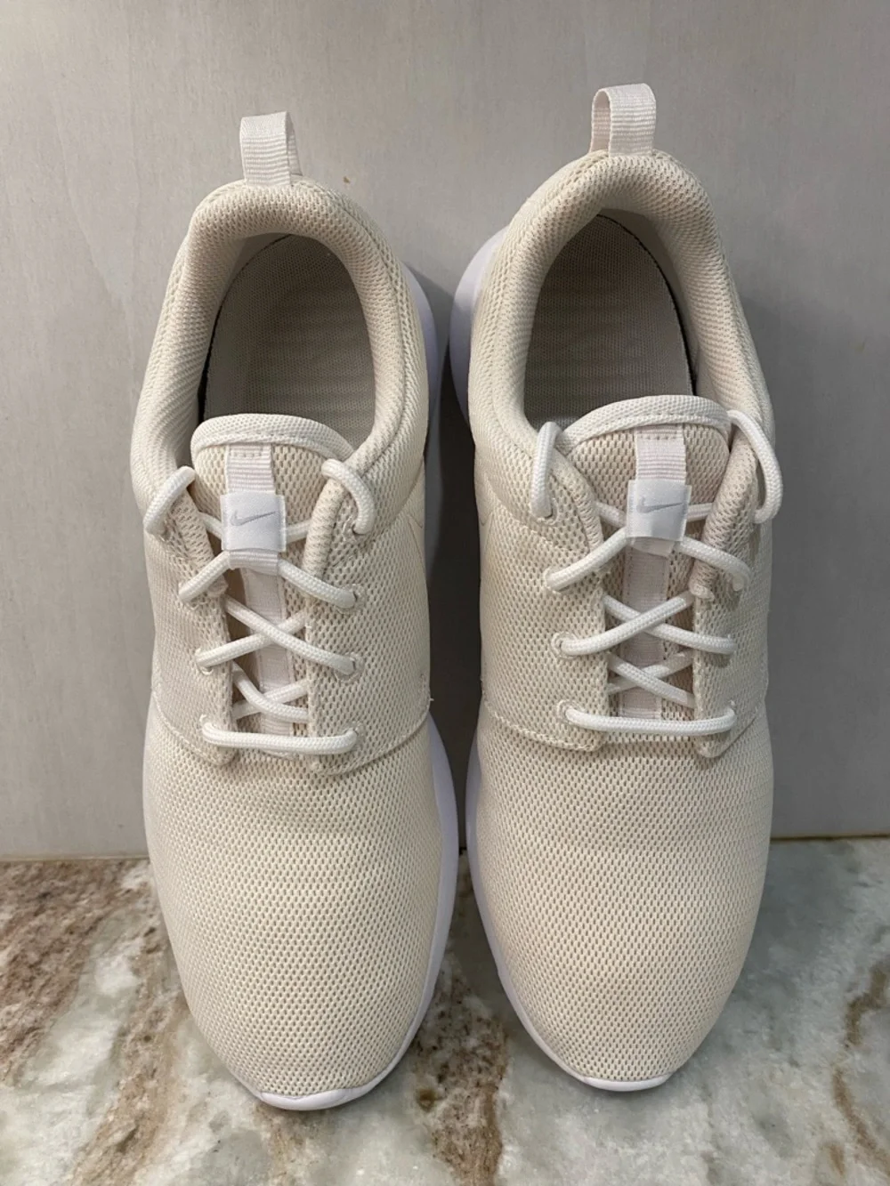 Nike Roshe One Triple White Womens Running Shoes 844994-100 Size 9.5 Like New